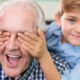 besisypsantis senelis uzdengtomis akimis su anuku