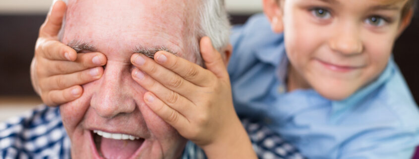 besisypsantis senelis uzdengtomis akimis su anuku