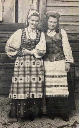 dvi moterys tautiniais drabuziais
