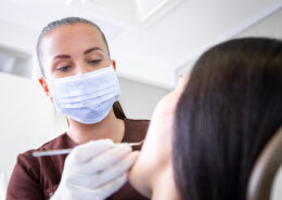 odontologe jauna moteris atlieka procedura