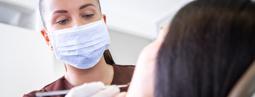 odontologe jauna moteris atlieka procedura